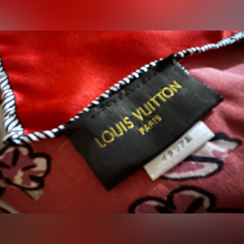 COPY - Authentic Louis Vuitton silk scarf. Absolutely gorgeous. - Picture 10 of 16